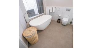 Deluxe Apartment at Curve By The Park by Karibu Stays