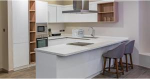 Deluxe Apartment at Curve By The Park by Karibu Stays