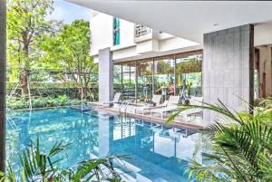 S39- 1 Bedroom Downtown Apt with Balcony and Pool