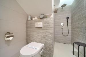 VILLA SOLIS LACUS modernes Apartment - privater beheizbarer Pool- Klimaanlage - private Parkplätze