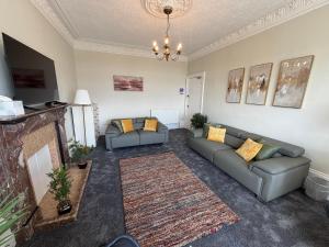 Prime Dundee West End 3BR Apartment, Stunning River Views, Sleeps 6