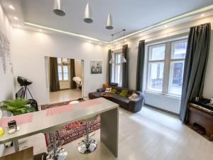 City Downtown Apartment for 6