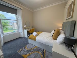 Prime Dundee West End 3BR Apartment, Stunning River Views, Sleeps 6