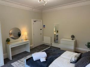 Prime Dundee West End 3BR Apartment, Stunning River Views, Sleeps 6