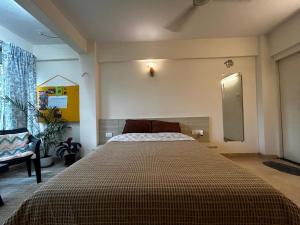 lovely cozy room in koregaonpark kp3