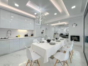6 Bed Villa - Sleeps 15 - Pets - Pool - Jacuzzi