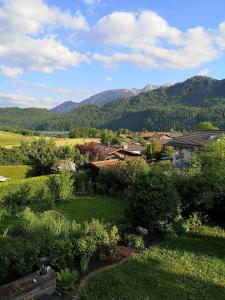 Ferienhäuser am Weissensee mit Bergblick
