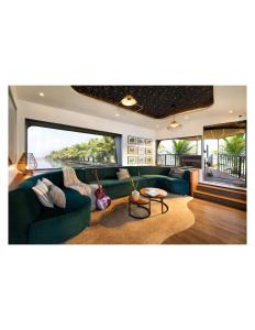 Ultra Luxury Houseboat