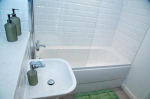 2BR en-suite Sleeps 4 with private Parking