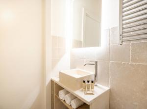 Palazzo della Torre 202– Modern Historic Apartment