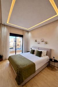 Modern Oasis Studio Balcony, Parking & WiFi
