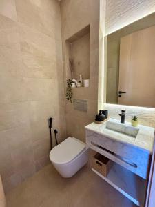 Modern Oasis Studio Balcony, Parking & WiFi