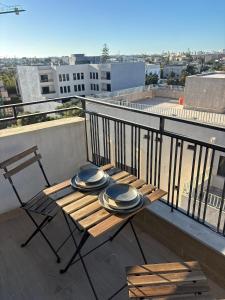 Modern Oasis Studio Balcony, Parking & WiFi