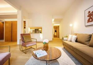Elegant Apartment Steps from the Acropolis