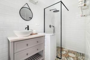 Modern Pet-Friendly Apartment with Desk in Old Town by Noclegi Renters