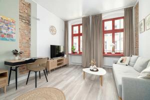 Modern Pet-Friendly Apartment with Desk in Old Town by Noclegi Renters