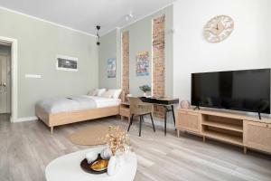 Modern Pet-Friendly Apartment with Desk in Old Town by Noclegi Renters
