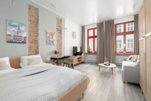Modern Pet-Friendly Apartment with Desk in Old Town by Noclegi Renters
