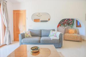 Casa Flores - Private Garden Apt, Pool & 5 min walk to Beaches