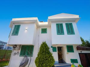 Yeşil Panjurlu Bahçeli Villa