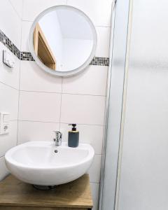 Gemütliches Apartment - hochwertiges Boxspringbett, privater Parkplatz, Terrasse, komplette Küche, WLAN, 40 Zoll HD TV