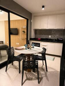 Studio na Av Esmeraldas com garagem