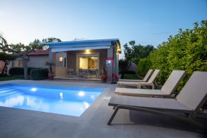 Sea Breeze & Nature villa, with heated pool and garden retreat