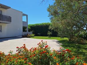 Enelani Apartments