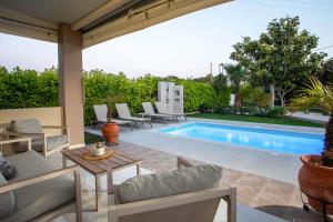Sea Breeze & Nature villa, with heated pool and garden retreat
