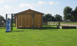 Clausen - Ferienwohnung mit 4 Schlafzimmern, 2 Bädern, Aufenthaltsraum mit Kamin und Garten