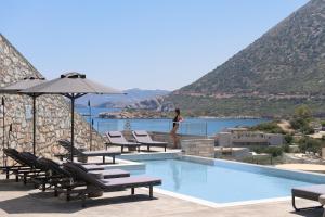 ViveVerde Villa, featuring 3 Pools - Walking distance to Beach & Shops, By ThinkVilla