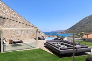 ViveVerde Villa, featuring 3 Pools - Walking distance to Beach & Shops, By ThinkVilla