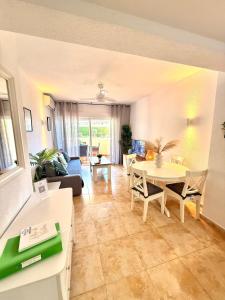 Lovely Sea and Garden View Apartment Benalbeach