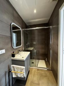 Trilocale Moderno con Terrazzo e Parcheggio