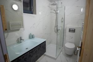 Barrique Eminescu 143 - Private Pool - Breakfast Delivered & Minibar - Old town
