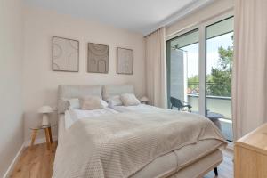 Nowoczesny Apartament z Balkonem i Parkingiem Blisko Plaży by Noclegi Renters