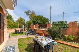 10 from the Sea, Apartment with Garden, WiFi & AC