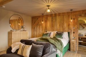 Luxury Woodland Retreat near Lyme Regis with outdoor copper bath tub