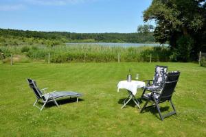 Ferienhaus am See auf großem Grundstück, Kaminofen