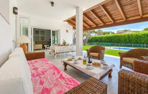 Awesome Home In Roche With Wifi