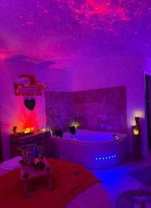 Love Room médiévale avec balnéo 32 jets & lit rond
