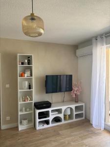 South-facing, air-conditioned apartment, close to beaches