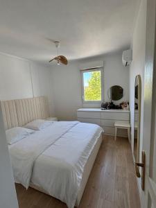 South-facing, air-conditioned apartment, close to beaches