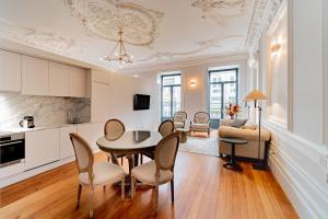 Elegant 18th Century Palace Suite with Juliet Balcony Overlooking Porto 2L