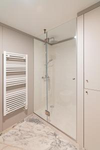 Elegant 18th Century Palace Suite with Juliet Balcony Overlooking Porto 2L