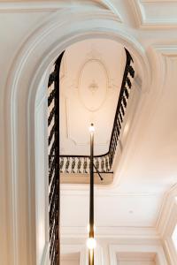 Elegant 18th Century Palace Suite with Juliet Balcony Overlooking Porto 2L