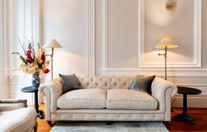 Elegant 18th Century Palace Suite with Juliet Balcony Overlooking Porto 2L