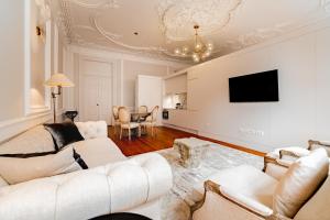 Elegant 18th Century Palace Suite with Juliet Balcony Overlooking Porto 2L
