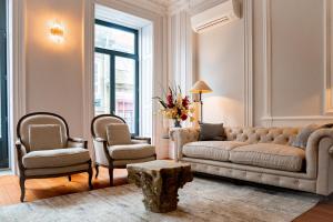 Elegant 18th Century Palace Suite with Juliet Balcony Overlooking Porto 2L