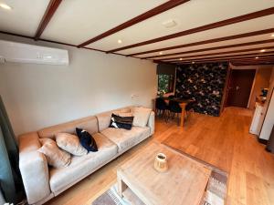 VELUWE Wooden Chalet With Private Garden - Quiet and Cosy Stay